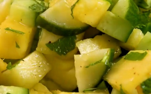 Könnyítés a gyomornak: uborkás-ananászos saláta