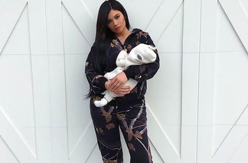 Kylie Jenner 1 hónapos kislányával, Stormival