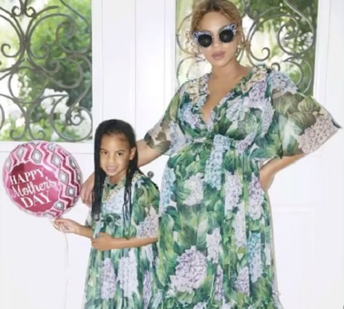 Beyoncé, hasában az ikrekkel és kislányával, Blue Ivyval