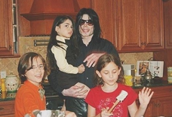 Egykori családi idill: Michael Jackson Blankettel, Prince-szel és Parisszel