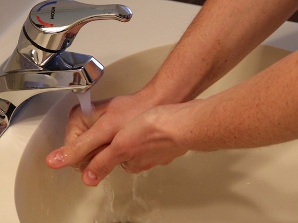 Hideg vízzel és szappannal éppúgy eltávolítjuk a baktériumokat, mint meleg vízzel