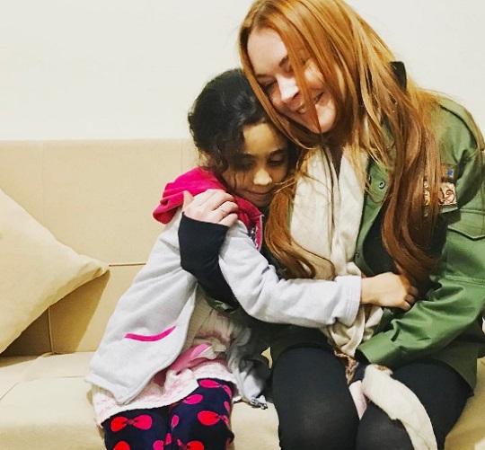 Lindsay Lohan menekült gyermekekkel is foglalkozik Európában
