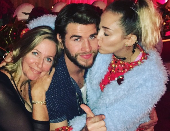 Liam Hemsworth és Miley Cyrus társaságban