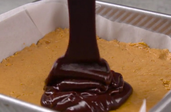 A kekszes mixre öntsünk rá a megolvasztott csokis keveréket