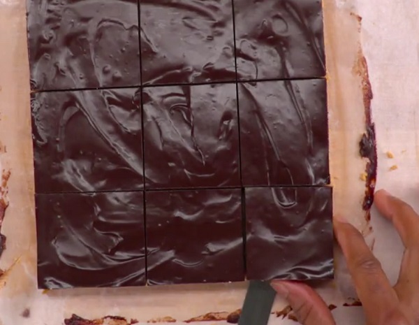 A kész csokis-mogyoróvajas sütit vágjuk kockákra