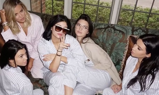 Kylie és Kendall Jenner (középen) féltestvéreikkel, a Kardashian-lányokkal