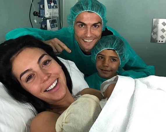 Cristiano Ronaldo, kisfiával, ifjabb Cristianóval, Georginával és a pici Alanával