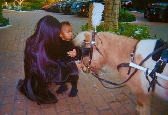 Kim Kardashian és a kisfia, Saint