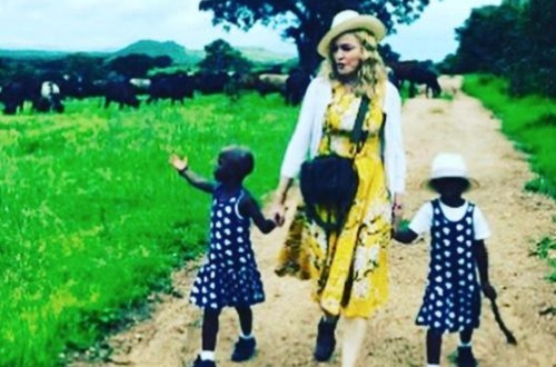 Madonna és adoptált ikerlányai, Esther és Stella