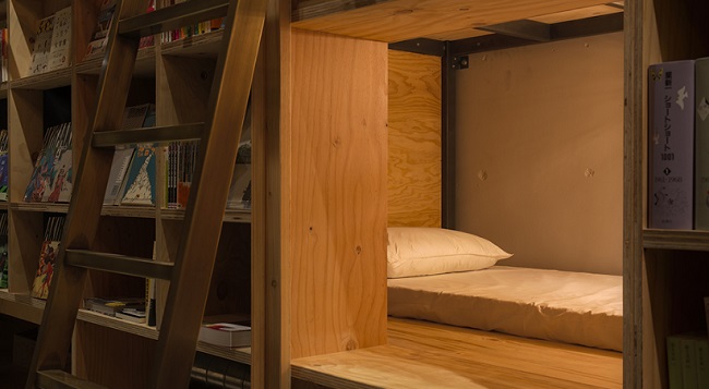 Kis alvóhelyek, sok-sok könyvespolc jellemzi a tokiói Book and Bed hotelt