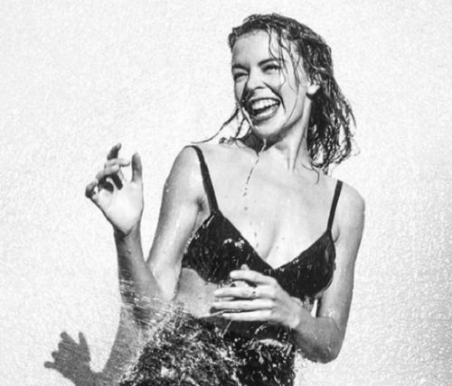 Kylie Minogue a rendszeres arcmosásra- és hámlasztásra esküszik
