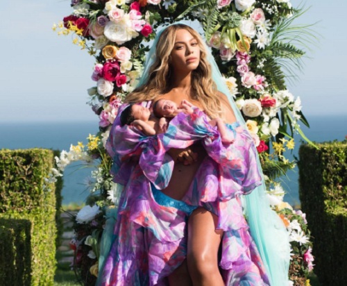 Beyoncé gyönyörű anyuka - a képen ikreit tartja karjában