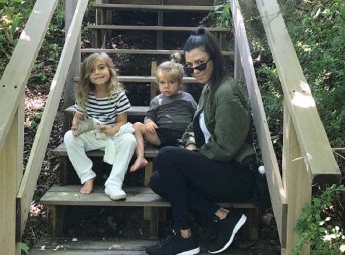 Kourtney Kardashian két nagyobbik gyermekével