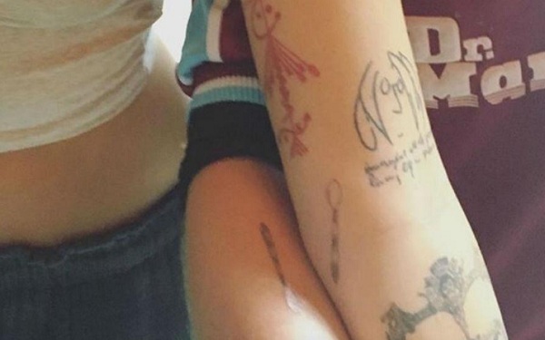 Paris Jackson és Macaulay Culkin egyforma tetoválása
