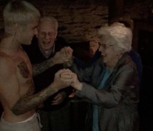 Justin Bieber táncra kérte az idős hölgyet