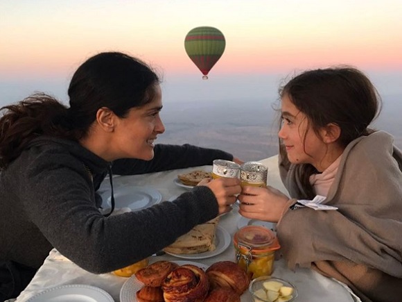 Salma Hayek idősebb szerepeket vállalna - a képen lányával lazít
