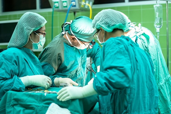 A pajzsmirigy-műtétet plasztikai sebészeten kevésbé látványosan is megoldanák