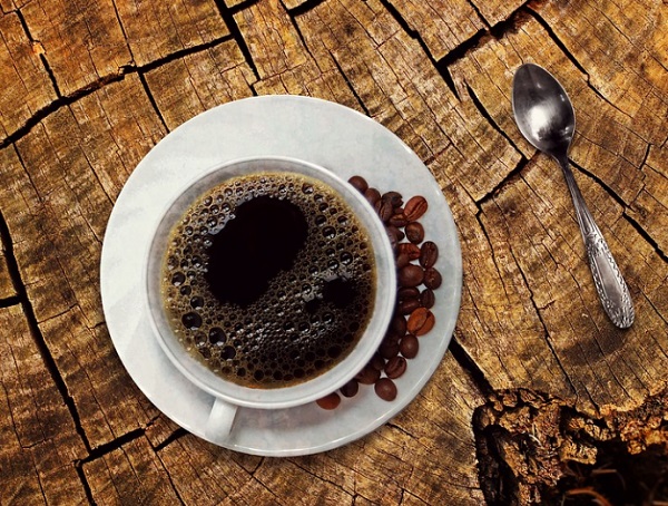 A kávé vagy egyéb koffeines ital mérsékeli a korai halál kockázatát vesebetegeknél?