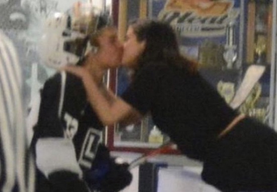 Justin Bieber és Selena nyilvánosan csókot váltott a jégpályánál