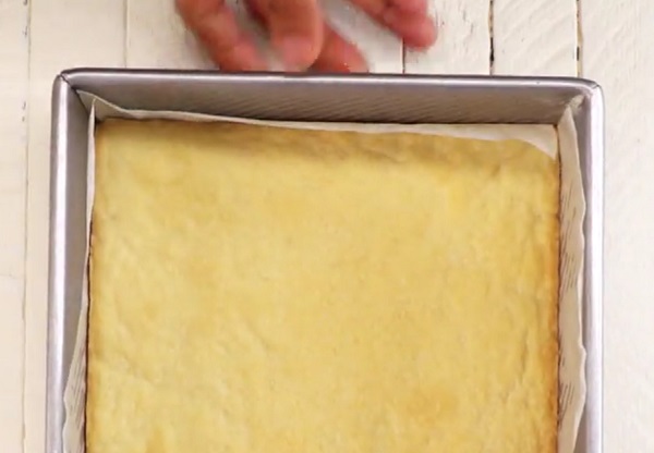 Először a citromos sütemény tésztáját kell kisütni