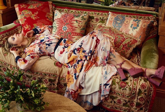 Drew Barrymore saját tervezésű ruháit és cipőit maga is népszerűsíti