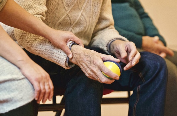 Az idős férfiak nagyobb százalékban kerülnek idősek otthonába stroke után