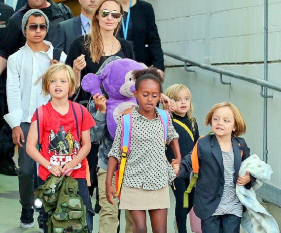 Angelina Jolie családjával