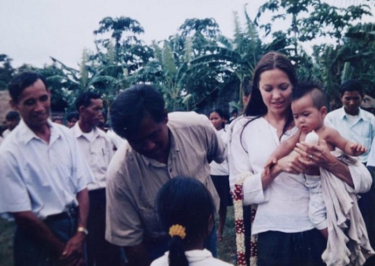 Angelina Jolie a kis Maddoxszal, adoptálása után