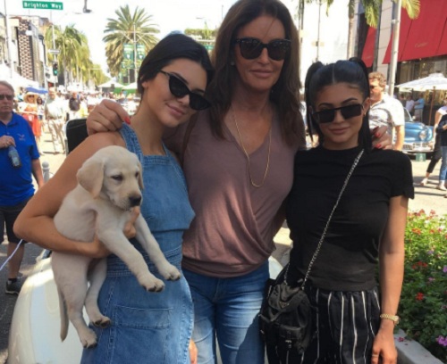 Caitlyn Jenner a lányaival, Kendallel (balra) és Kylie Jennerrel (jobbra)