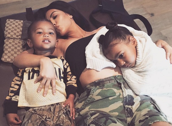 Kim Kardashian és két gyermeke, Saint és North (jobbra)
