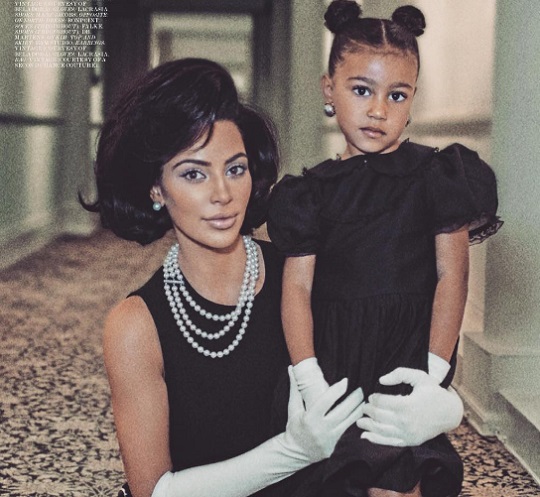 Kim Kardashian és kislánya egy, Jackie Kennedy-hangulatú fotón