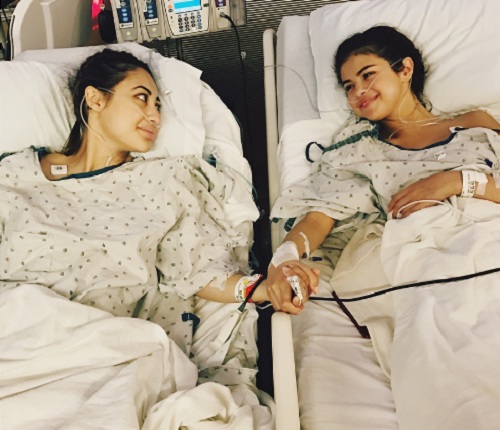 Selena Gomez (jobbra) egy francia lánytól kapott vesét