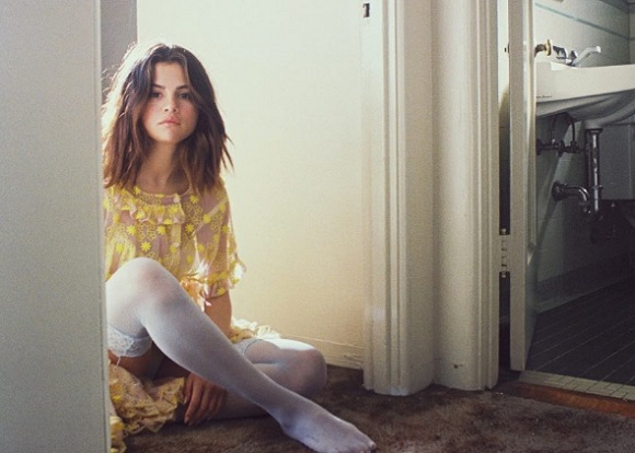 Selena Gomezt követték a fotósok tinédzserként