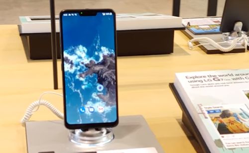 Gyári Android és 6,1 hüvelykes érintőképernyő a LG G7 One okostelefonban