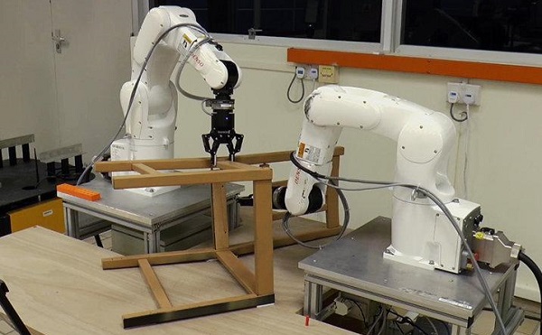 IKEA bútort szerel össze egy robot
