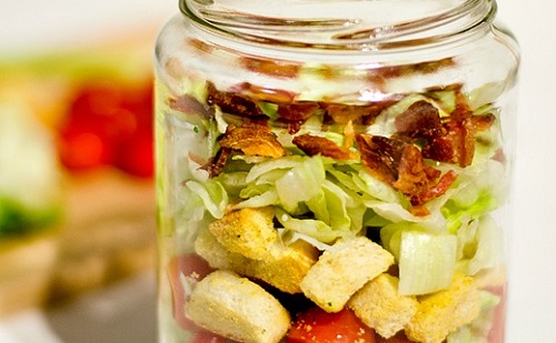 Több verzió - készítsünk otthonra üveges salátát!