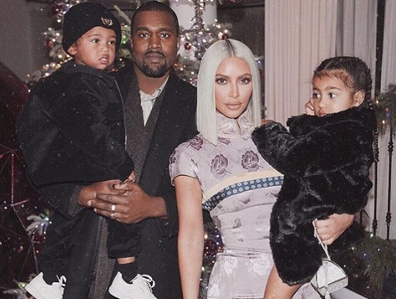 Kanye West és Kim Kardashian fiukkal és lányukkal - érkezik a hugi