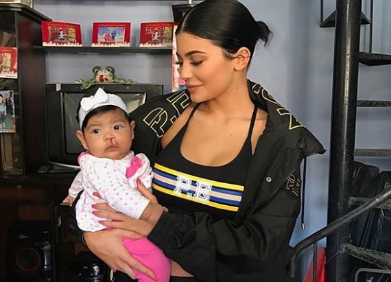 Kylie Jenner - itt még másnak a babájával