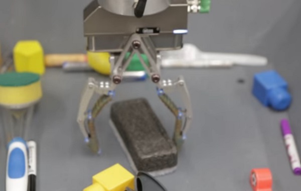 A robot számára igen bonyolult feladat felvenni egy adott tárgyat