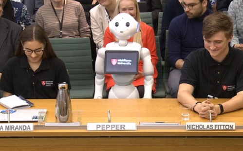 A robot a parlamentben elmagyarázta, miben lesz hasznunkra a mesterséges intelligencia