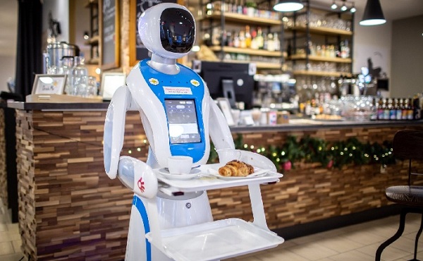 Robot szolgál fel egy budapesti kávézóban