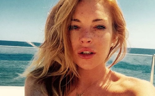 Lindsay Lohan meztelen képpel ünnepelt