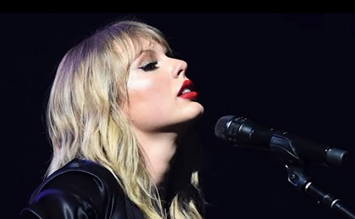 Taylor Swift először énekelte élőben új dalait Párizsban