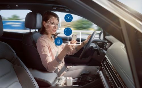 Az autó sofőrjét és utasát is figyeli a Bosch mesterséges intelligencia rendszere