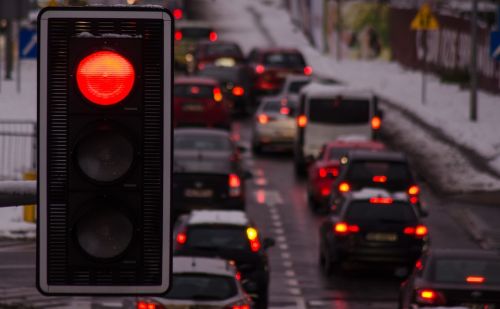 Mesterséges intelligencia alapú közlekedési lámpákkal küzdene Anglia a légszennyezéssel
