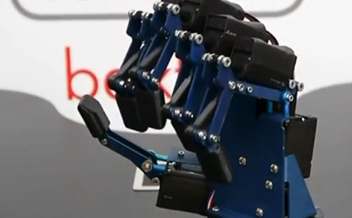Emberi robotkezek teszik biztonságosabbá az emberekkel való érintkezést