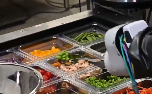 Biztonságos ételkészítéssel segíti egy robot az éttermeket