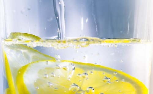 Miért igyunk minden reggel citromos vizet?