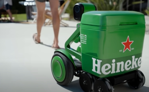 Sört szolgál fel a Heineken mesterséges intelligencia robotja