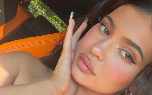 Kylie Jenner egy „csók-dráma” miatt töltette fel a száját